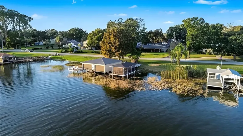 1099 Grove Avenue Mount Dora FL 32757