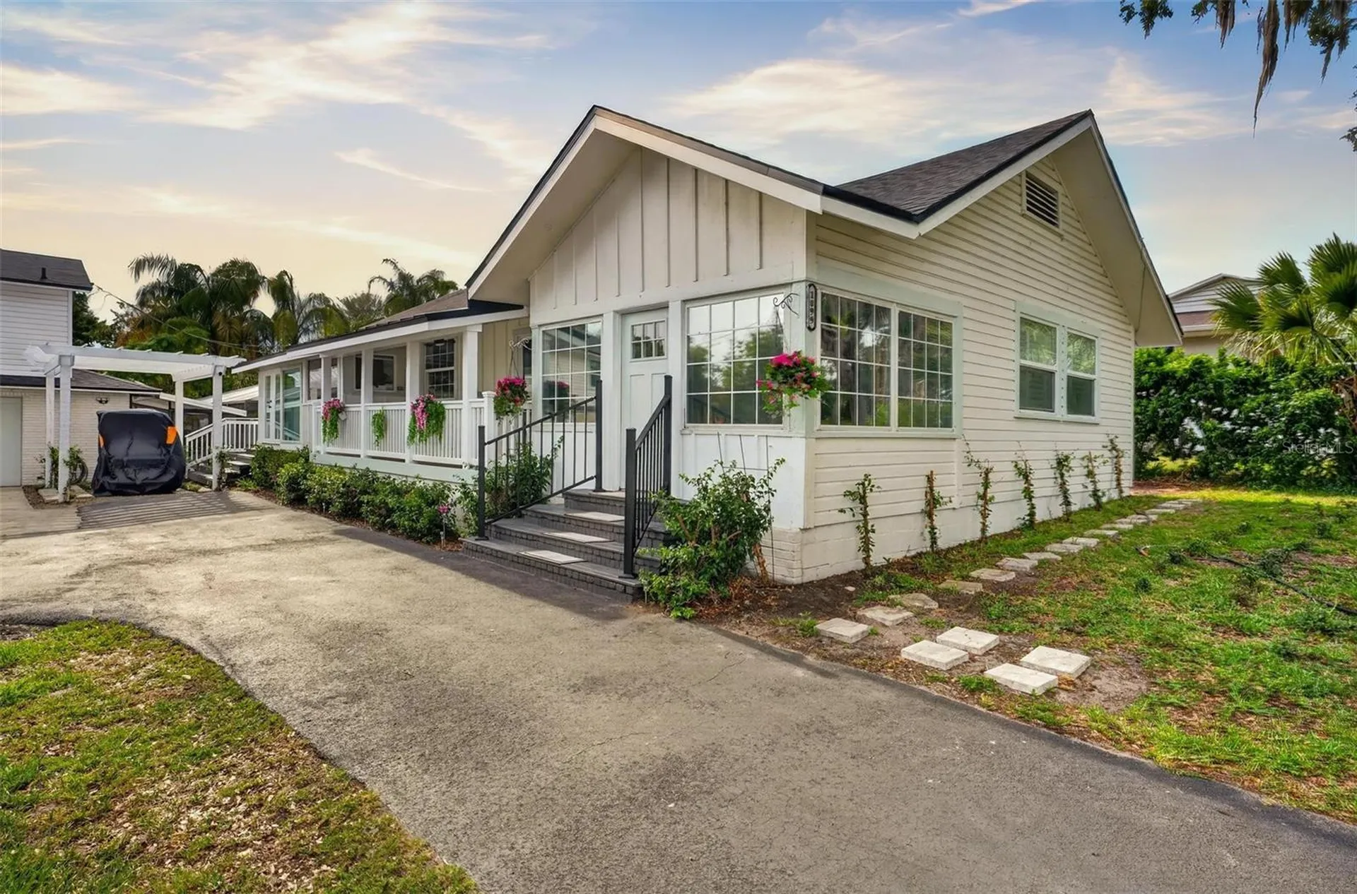 1099 Grove Avenue Mount Dora FL 32757