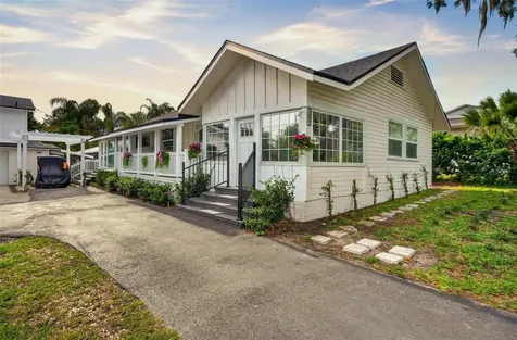 1099 Grove Avenue Mount Dora FL 32757