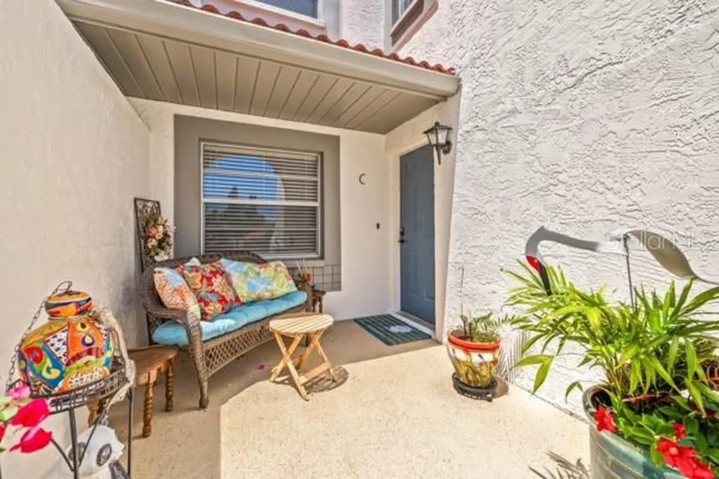 476 Santa Cruz Place NE St Petersburg FL 33703