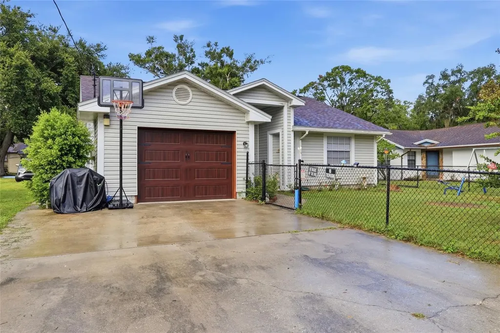 1405 E Frances Avenue Plant City FL 33563
