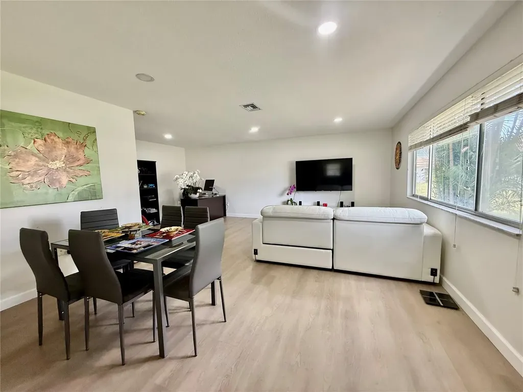 5440 Riverbluff Circle Sarasota FL 34231