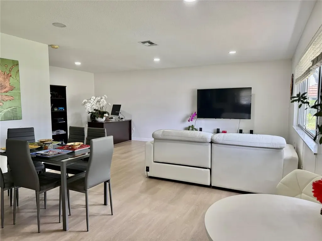 5440 Riverbluff Circle Sarasota FL 34231
