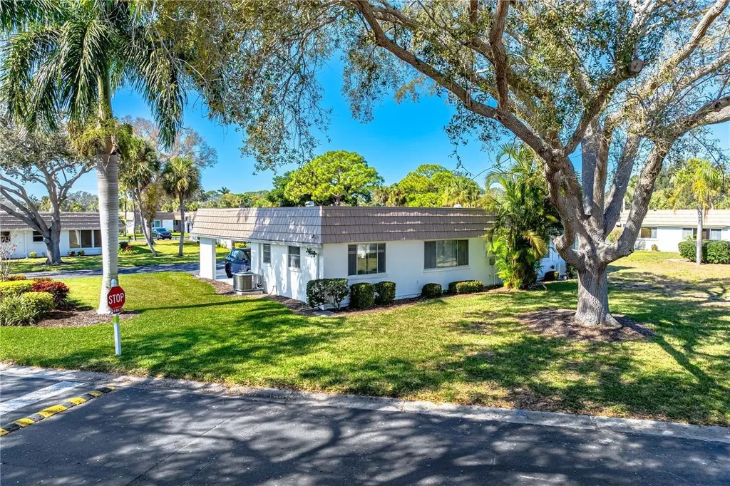 5440 Riverbluff Circle Sarasota FL 34231