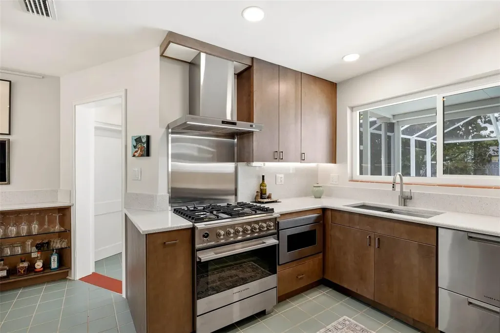 6311 Bahama Shores Drive S St Petersburg FL 33705