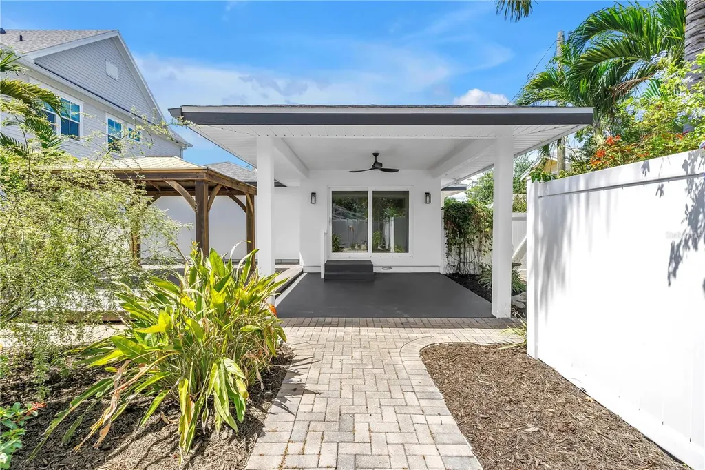 348 11th Avenue NE St Petersburg FL 33701