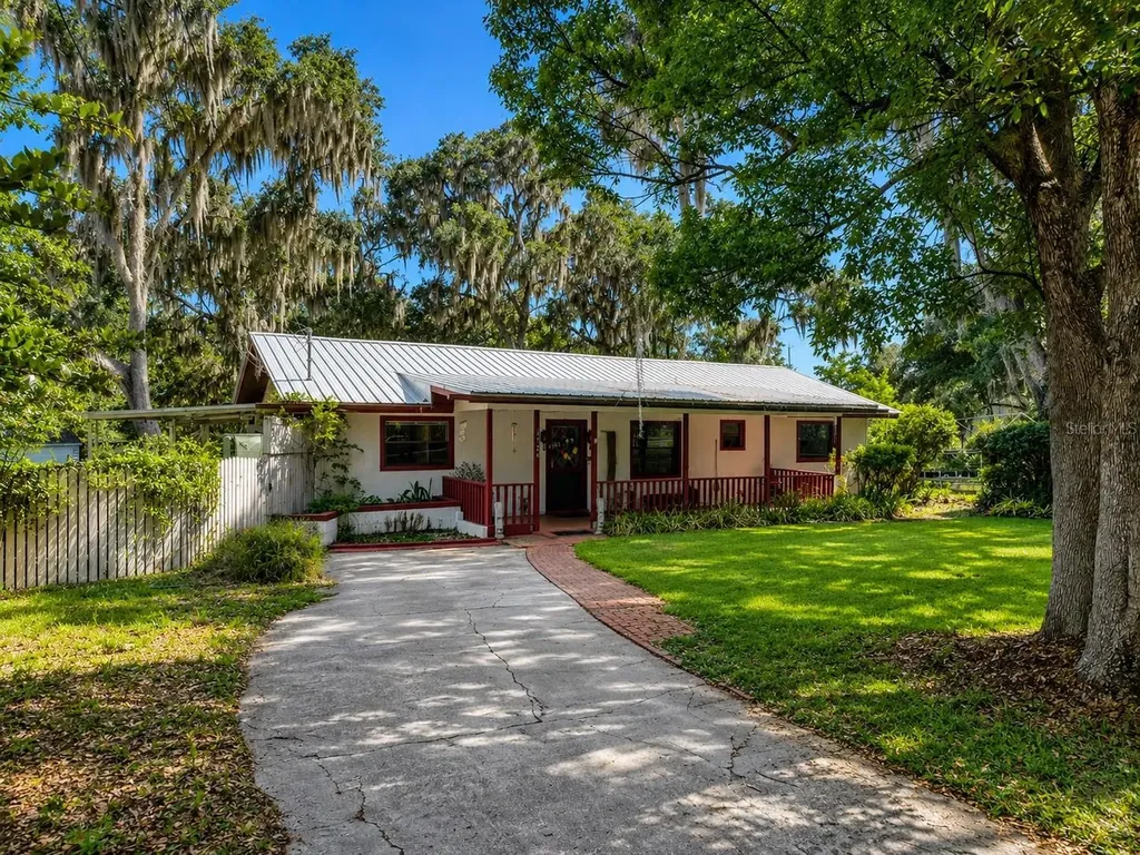 1724 SE 164th Circle Ocklawaha FL 32179
