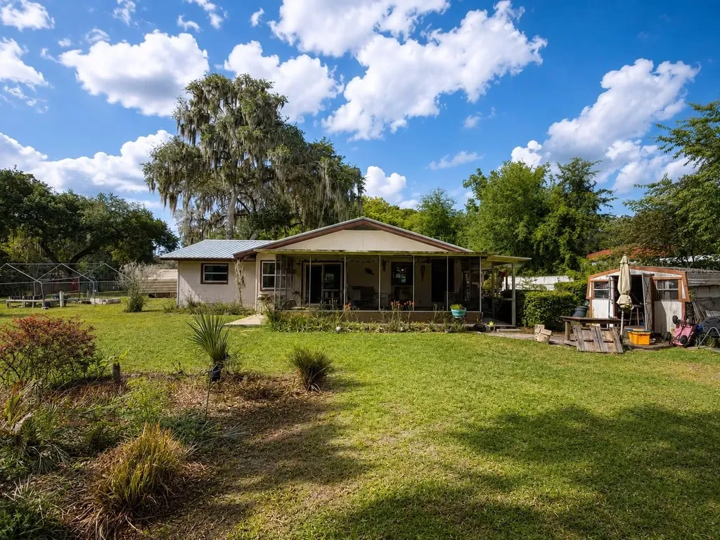 1724 SE 164th Circle Ocklawaha FL 32179