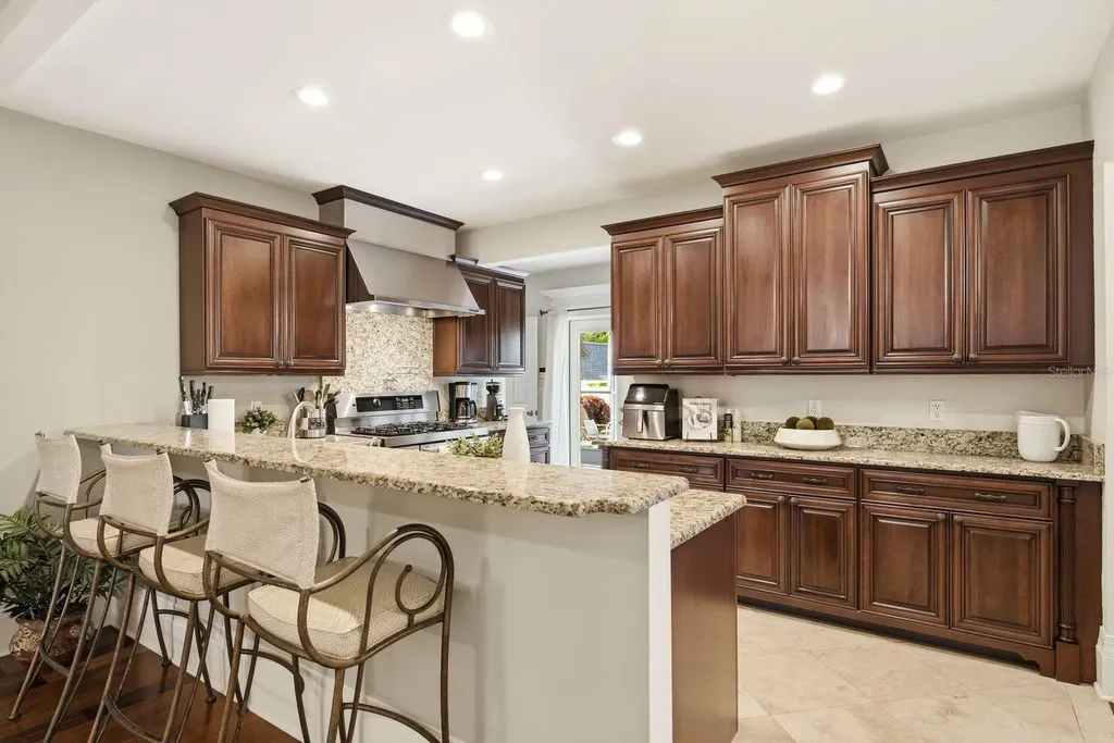888 16th Avenue N St Petersburg FL 33704