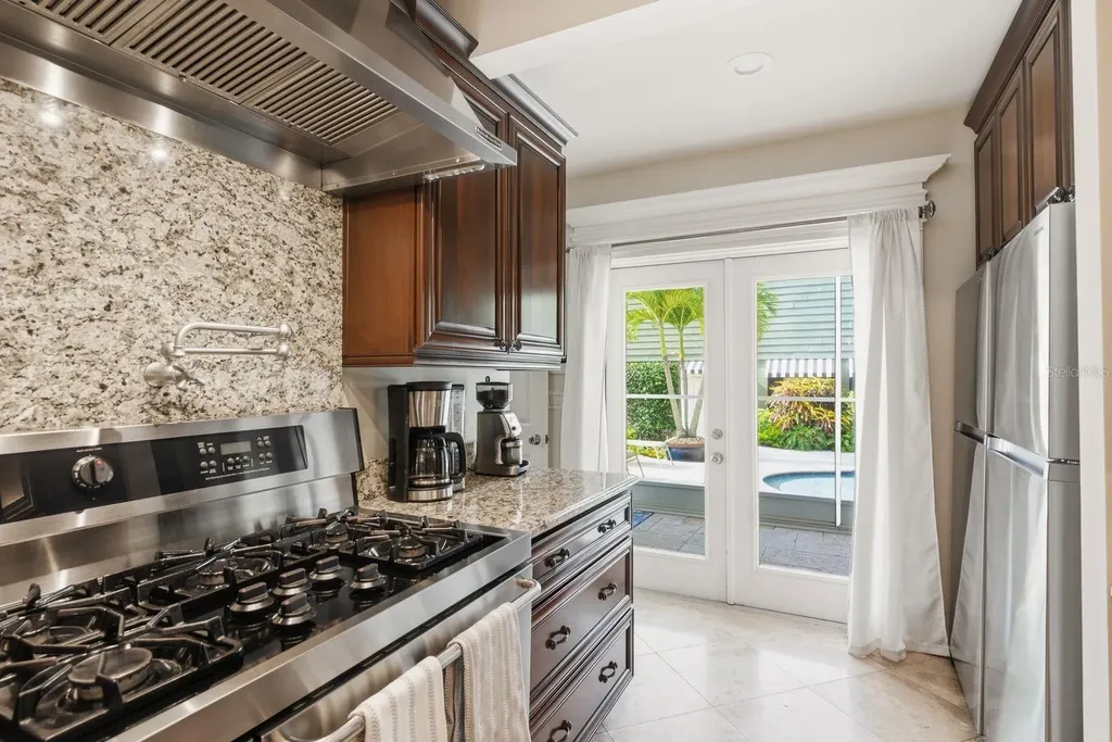 888 16th Avenue N St Petersburg FL 33704