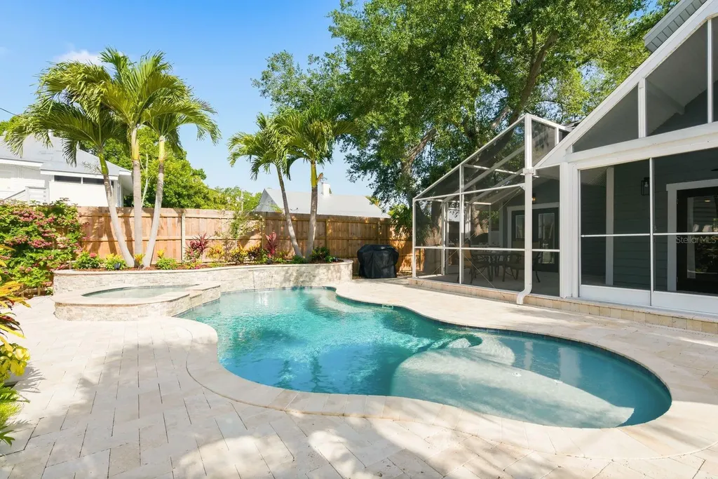 888 16th Avenue N St Petersburg FL 33704