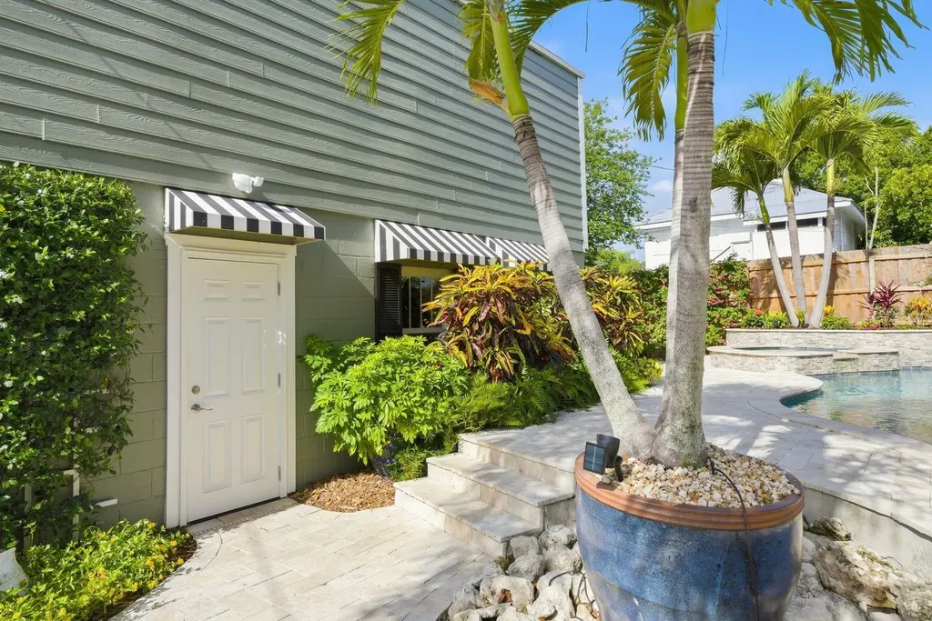 888 16th Avenue N St Petersburg FL 33704