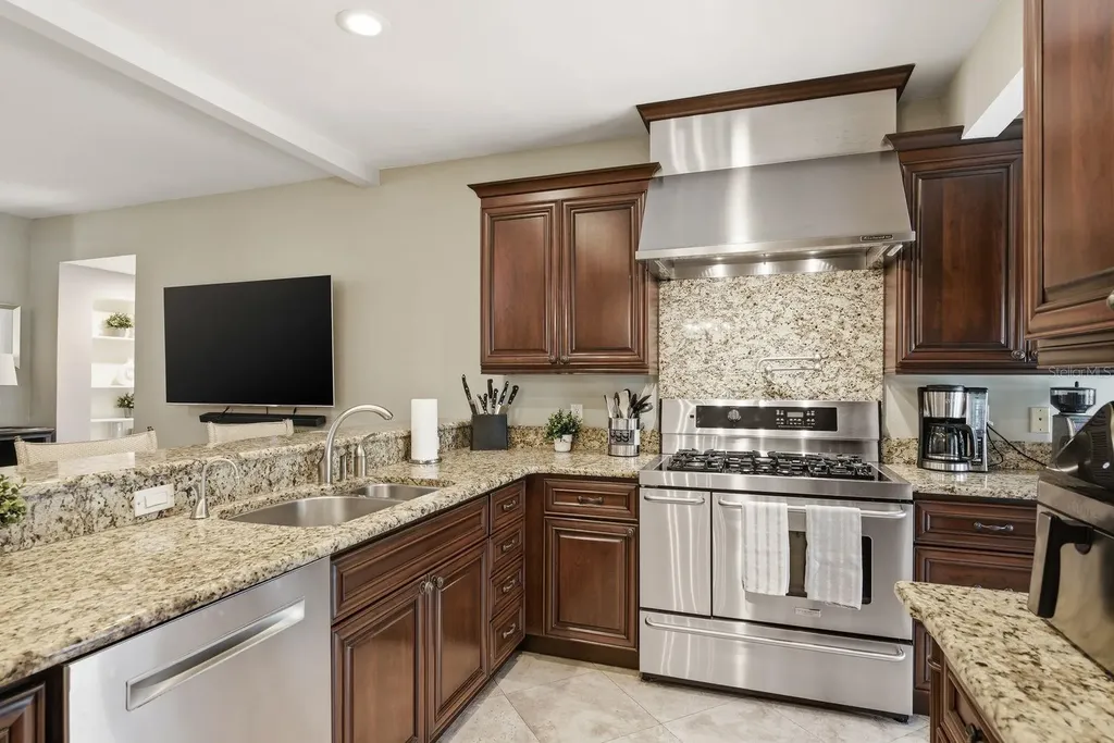 888 16th Avenue N St Petersburg FL 33704