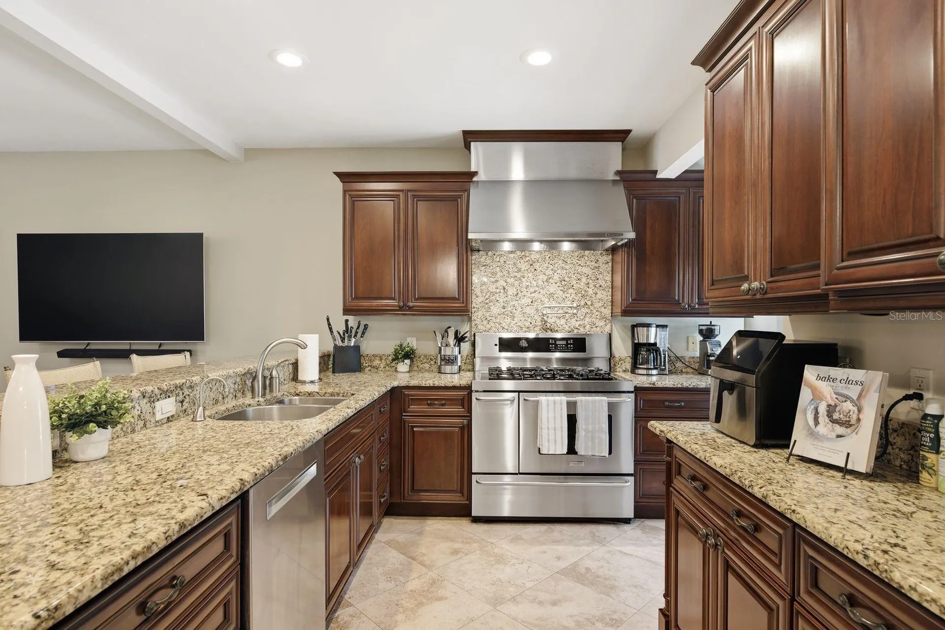 888 16th Avenue N St Petersburg FL 33704