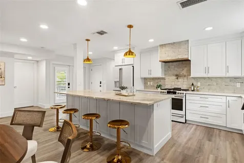 516 36th Avenue N St Petersburg FL 33704