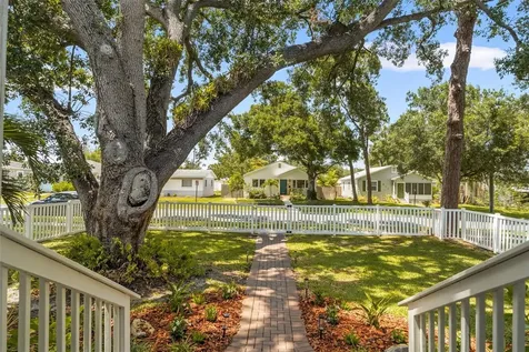 516 36th Avenue N St Petersburg FL 33704