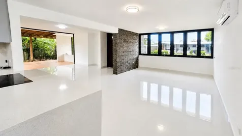 Urb Parkville Ave. Lopategui Guaynabo PR 00969