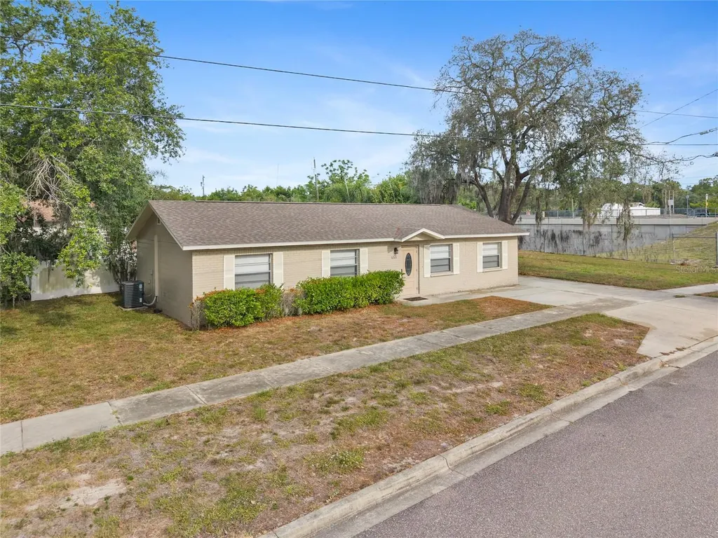 1221 E Court Street Tarpon Springs FL 34689