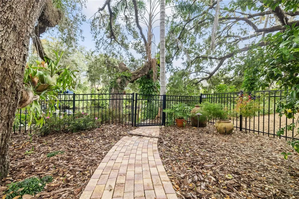 1418 E Park Circle Tampa FL 33604