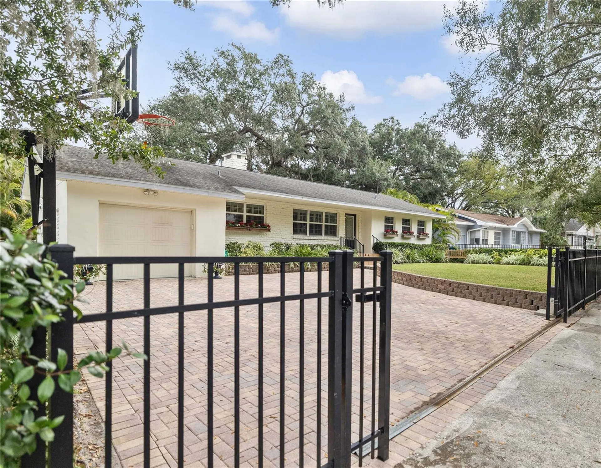 1418 E Park Circle Tampa FL 33604