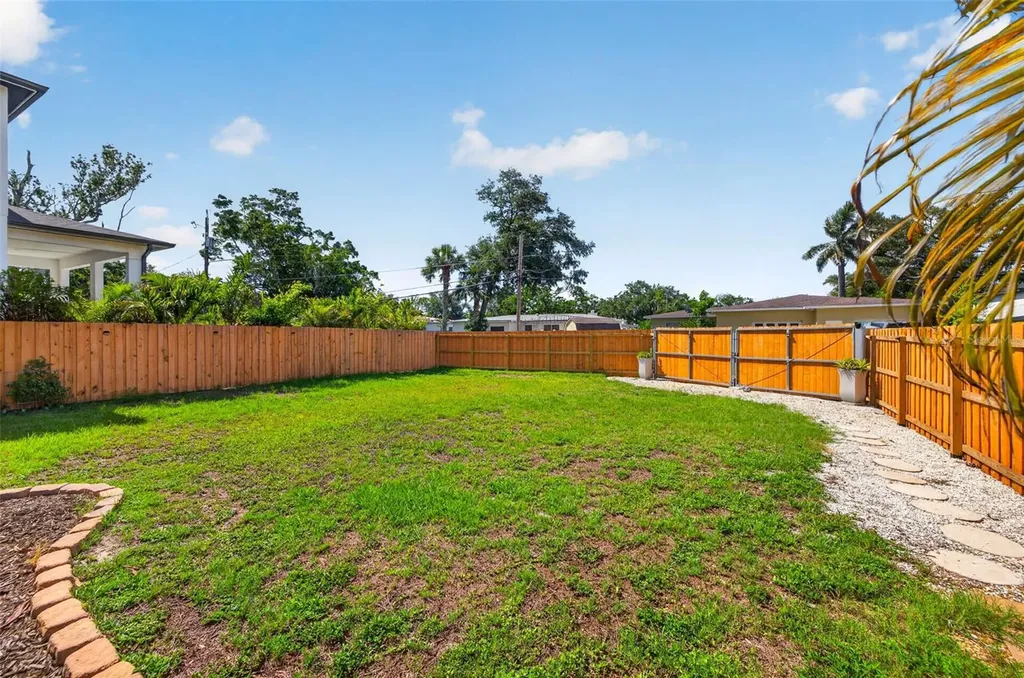 642 38th Avenue NE St Petersburg FL 33704