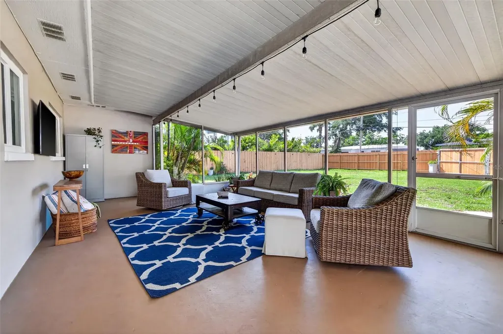 642 38th Avenue NE St Petersburg FL 33704