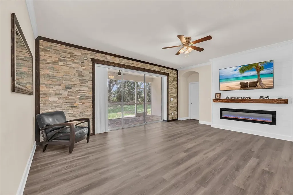 17433 New Cross Circle Lithia FL 33547