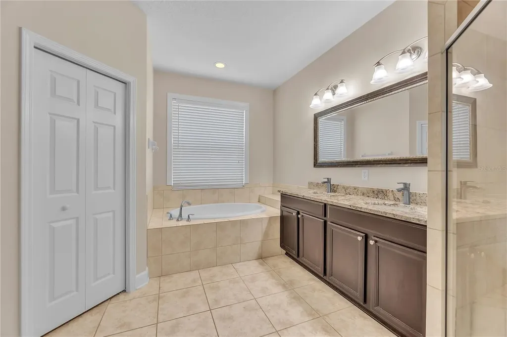 17433 New Cross Circle Lithia FL 33547