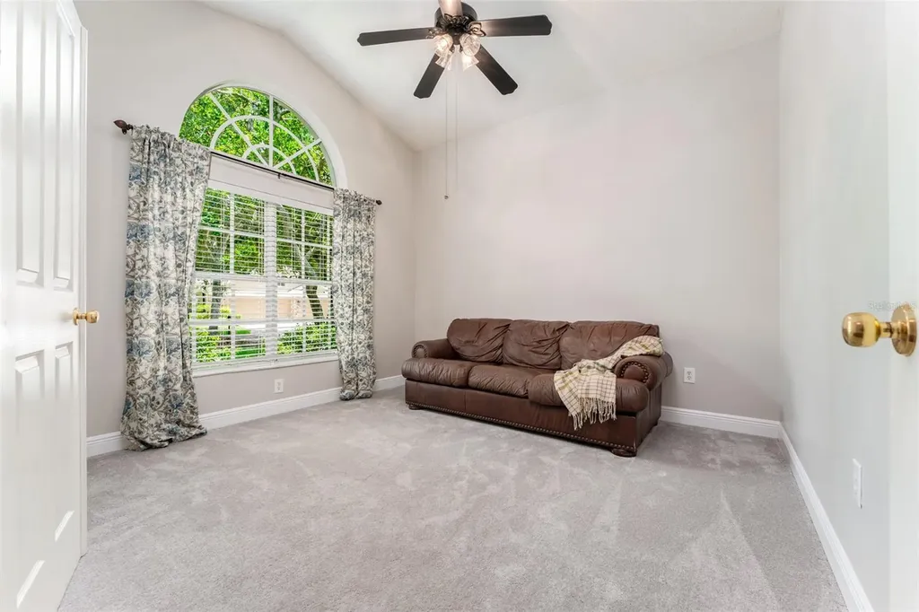 15211 Merlinglen Place Lithia FL 33547