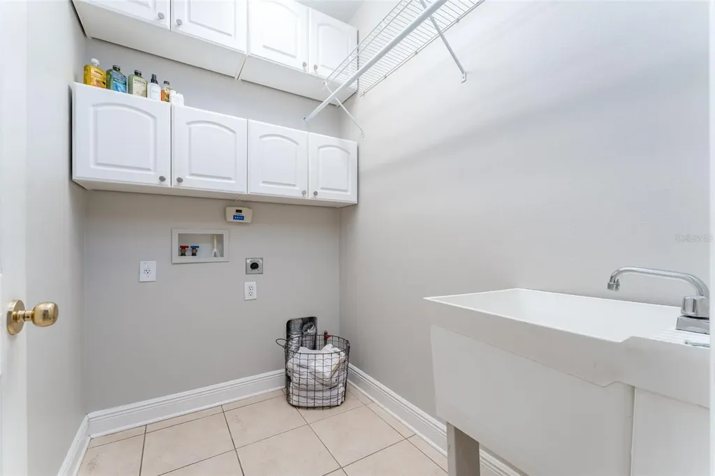 15211 Merlinglen Place Lithia FL 33547
