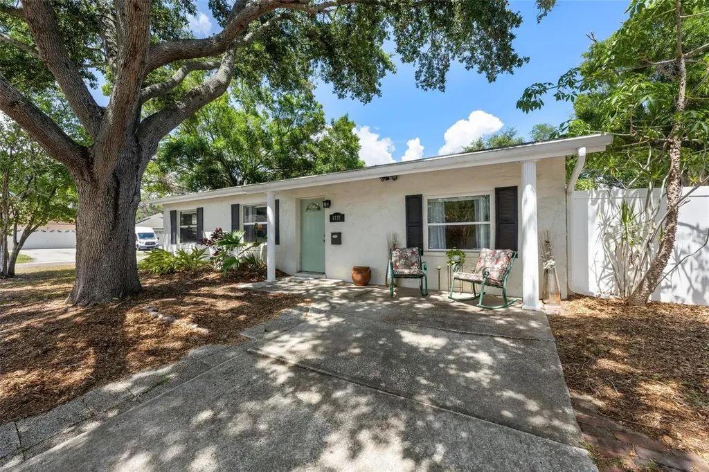 6737 Laurel Street N St Petersburg FL 33702