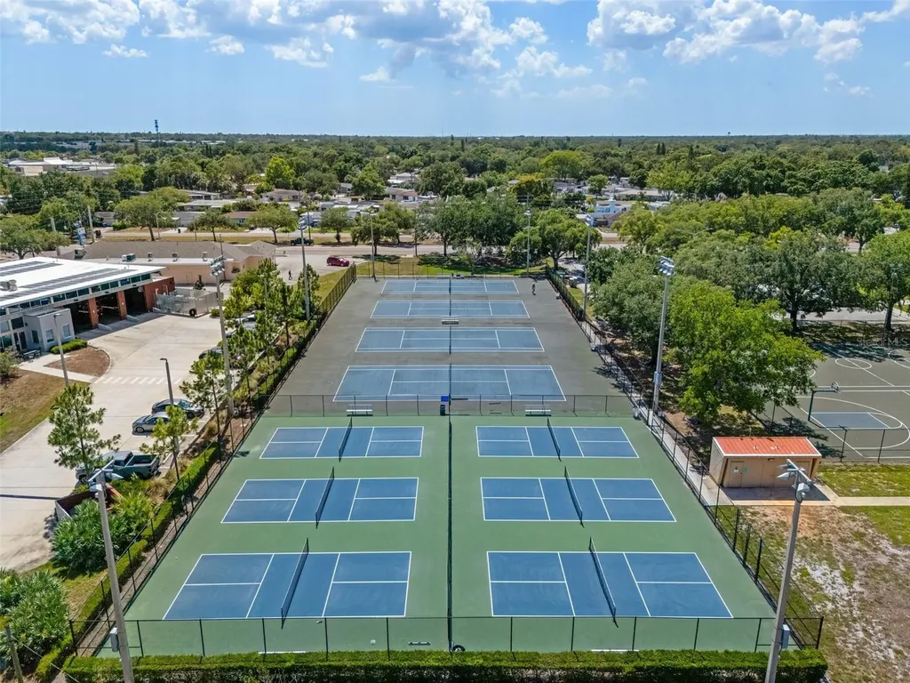 6737 Laurel Street N St Petersburg FL 33702