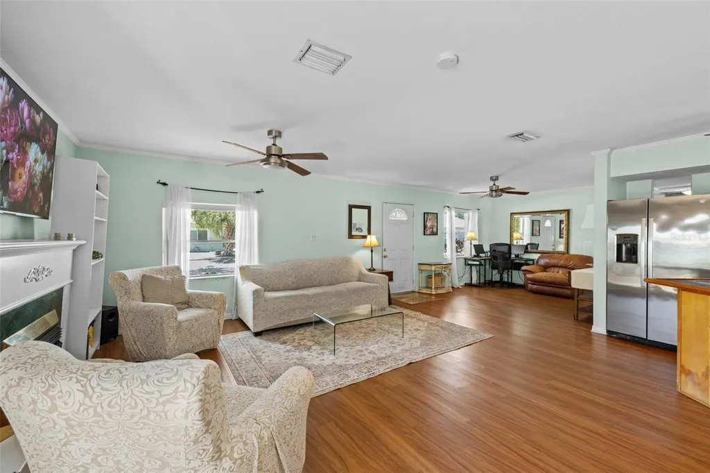 6737 Laurel Street N St Petersburg FL 33702
