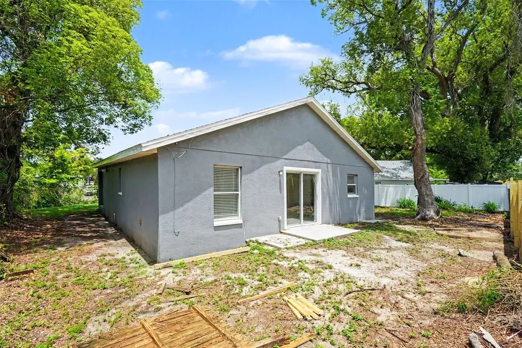 1915 E Mcberry Street Tampa FL 33610