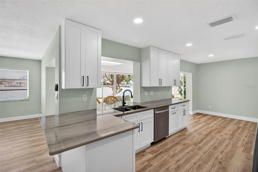 7957 10th Avenue S St Petersburg FL 33707