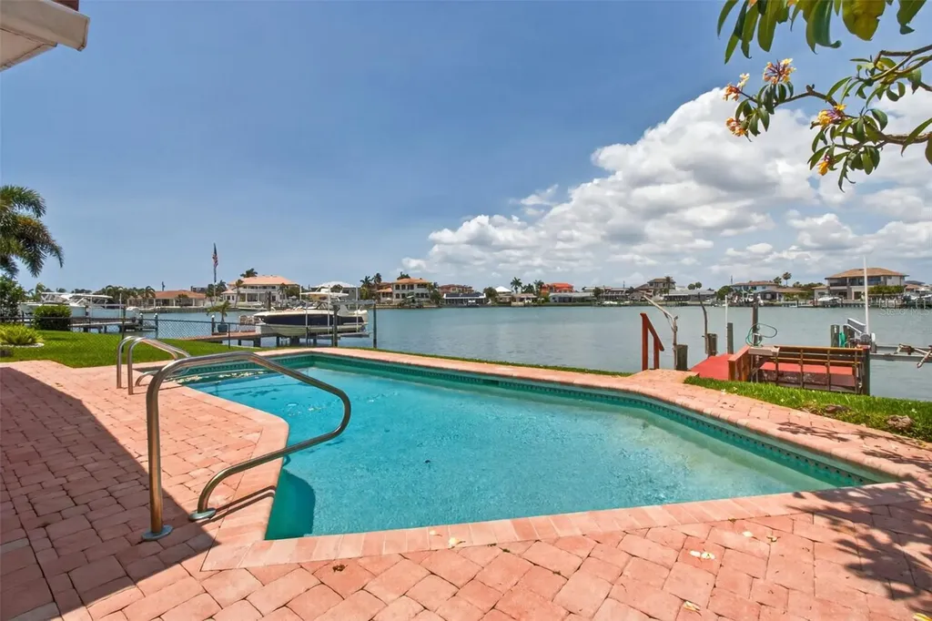 7957 10th Avenue S St Petersburg FL 33707