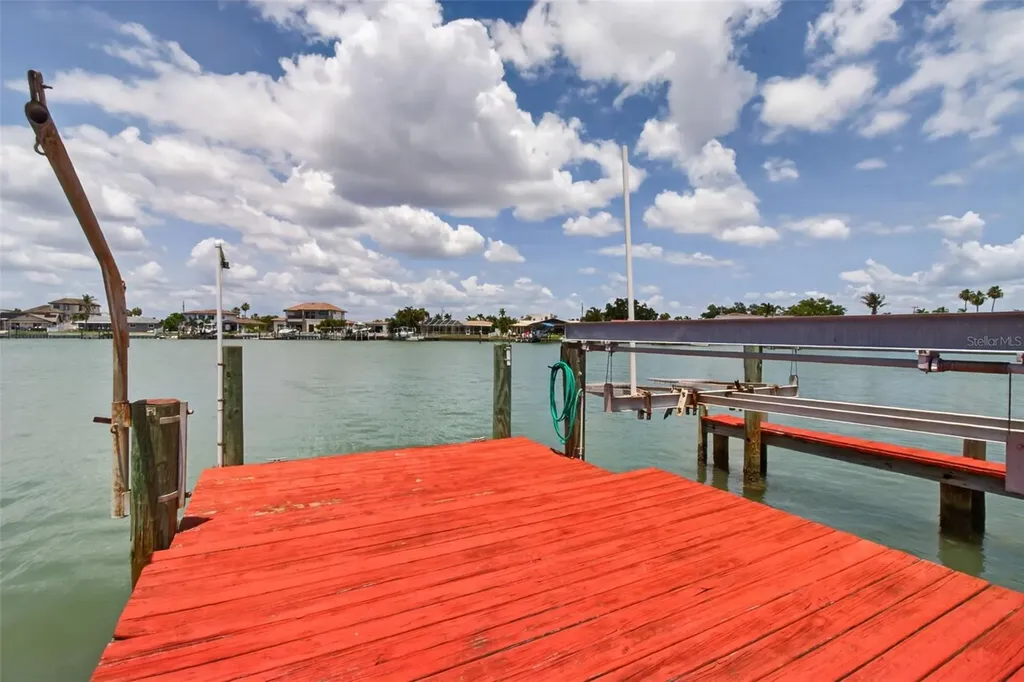 7957 10th Avenue S St Petersburg FL 33707