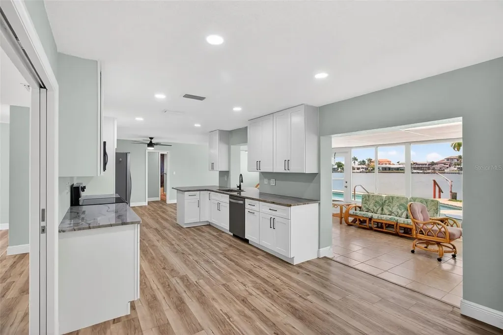 7957 10th Avenue S St Petersburg FL 33707