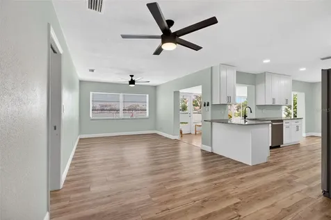 7957 10th Avenue S St Petersburg FL 33707