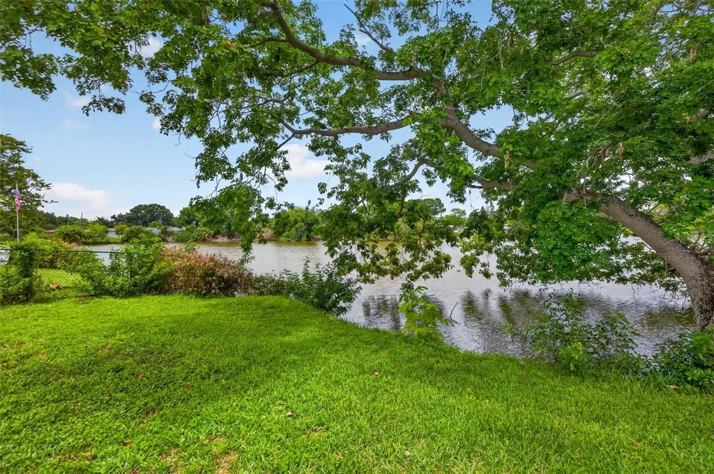 6819 Meadowlawn Drive N St Petersburg FL 33702