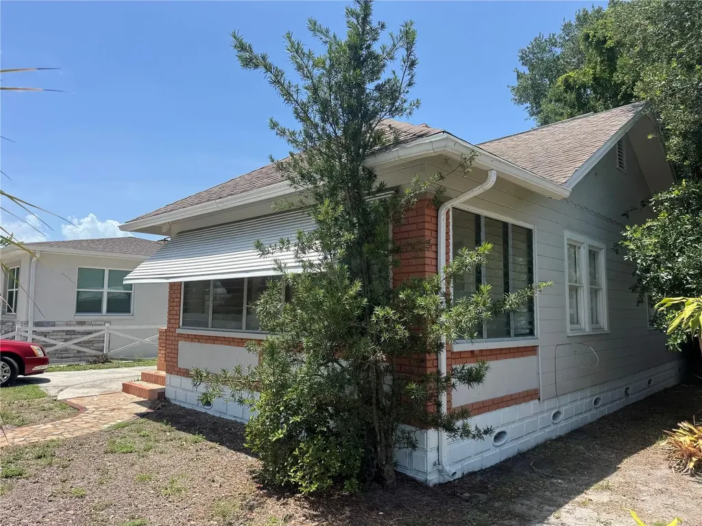 2521 4th Street S St Petersburg FL 33705