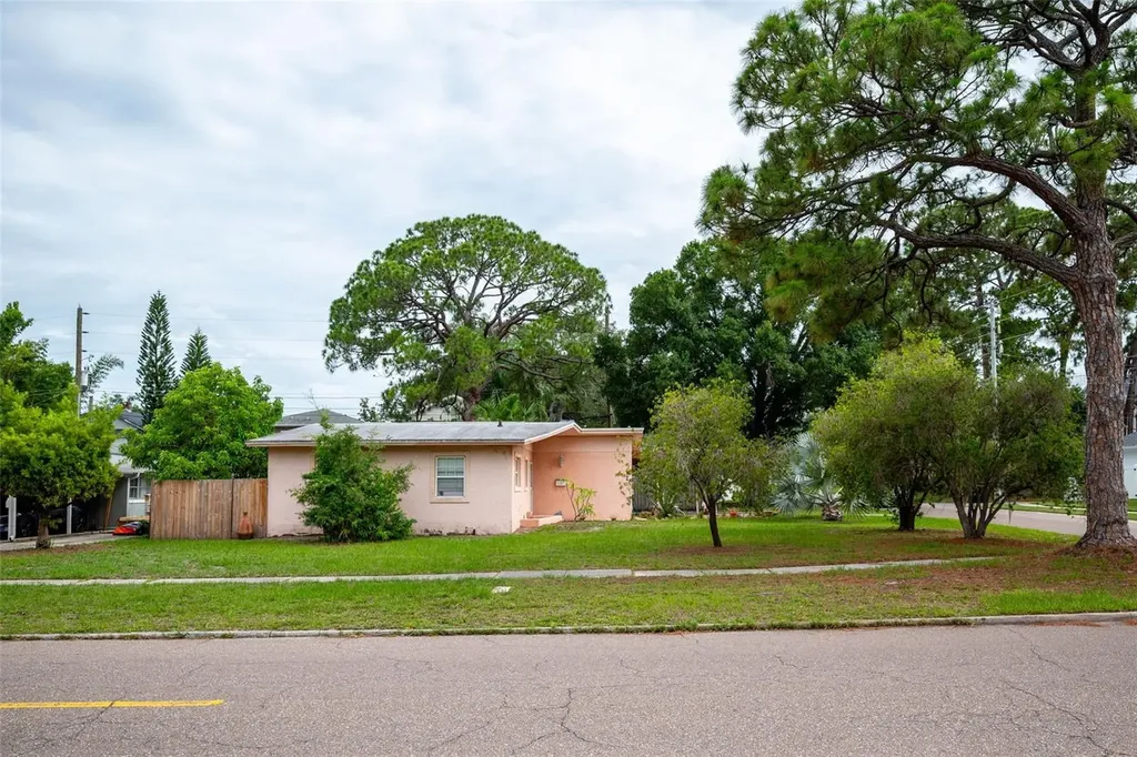 494 34th Avenue N St Petersburg FL 33704