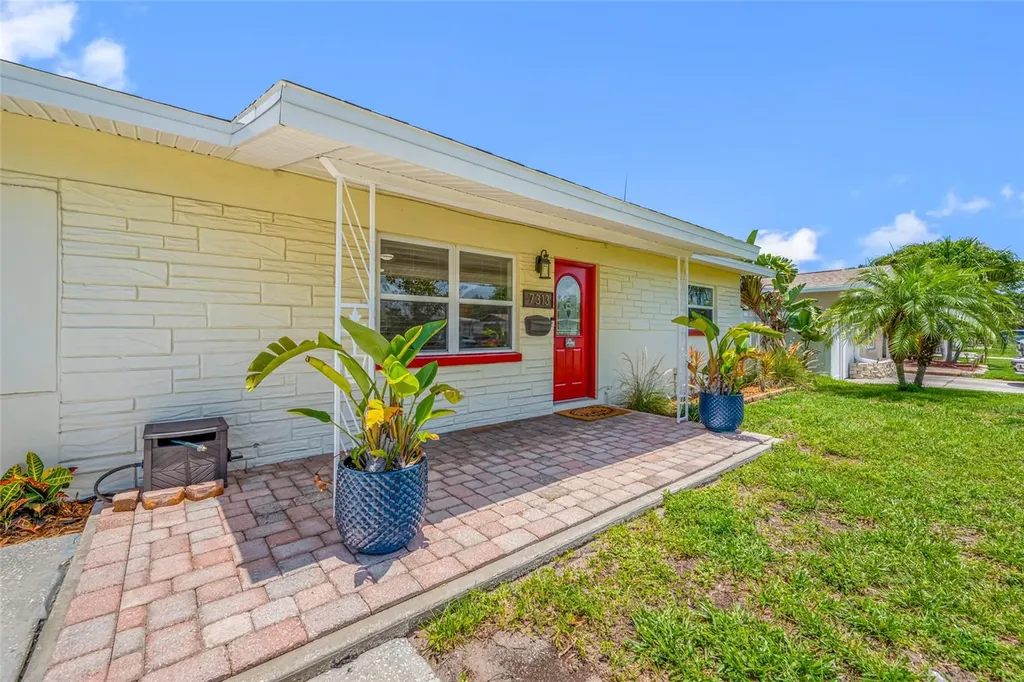 7313 37th Avenue N St Petersburg FL 33710