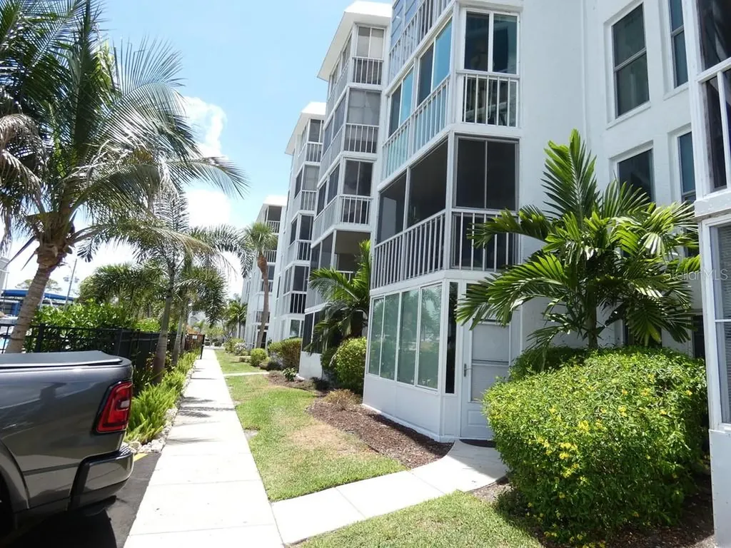 4908 38th Way S St Petersburg FL 33711