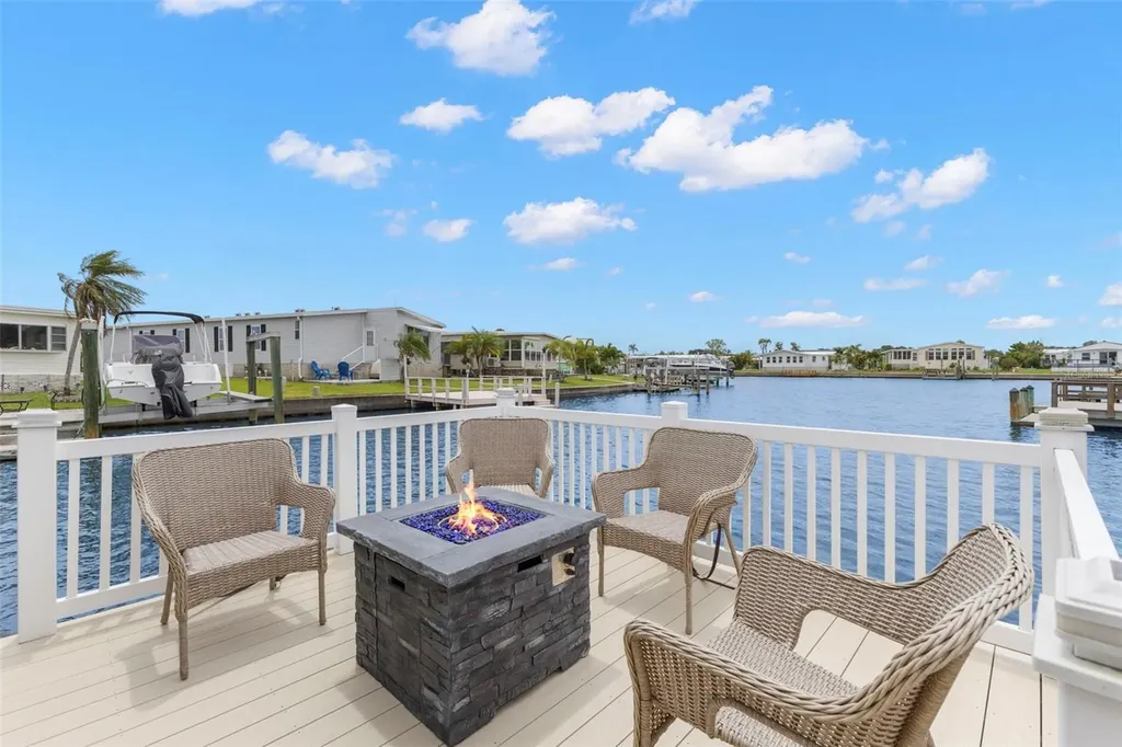 124 Americana Court NE St Petersburg FL 33702