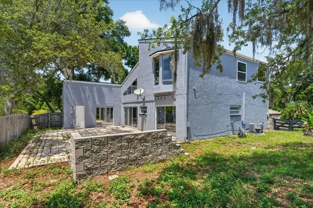 2000 Brent Place Palm Harbor FL 34683