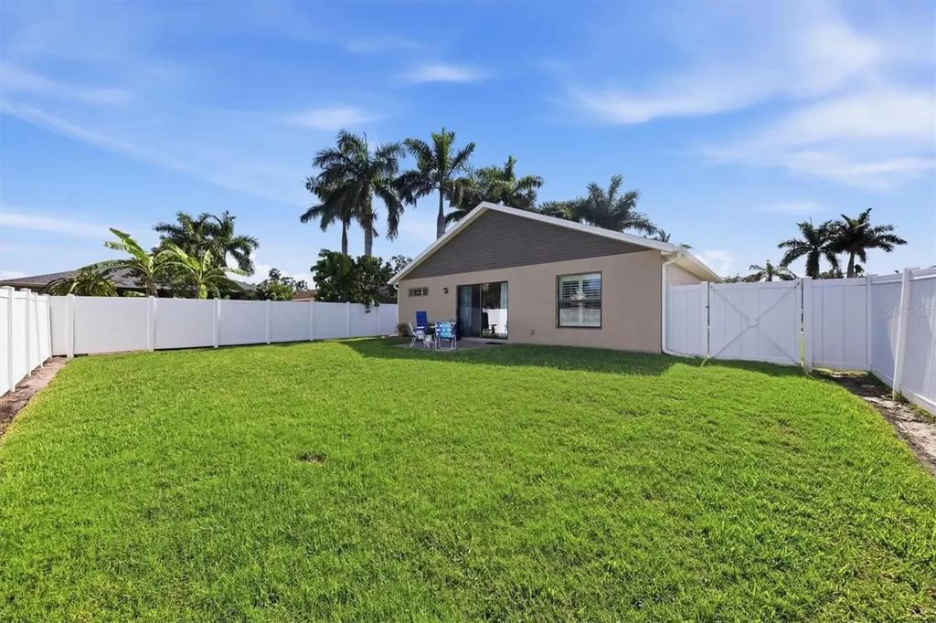 7106 35th Street E Sarasota FL 34243
