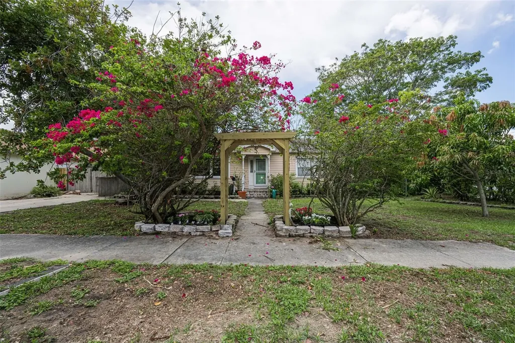 4994 17th Avenue N St Petersburg FL 33710
