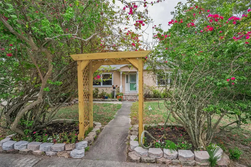 4994 17th Avenue N St Petersburg FL 33710