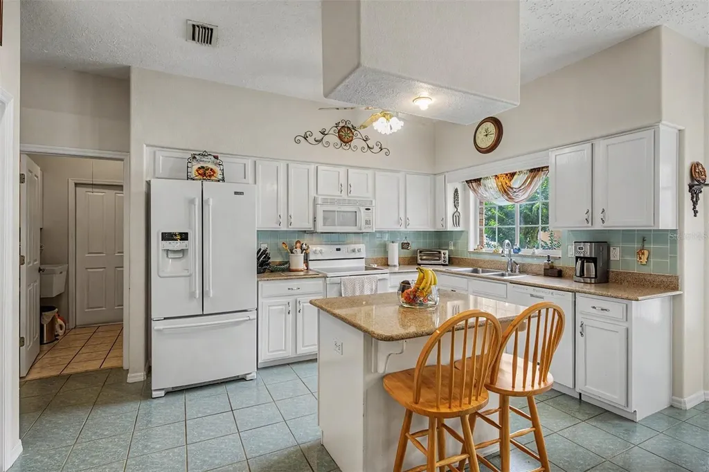 6634 Northlake Drive Zephyrhills FL 33542